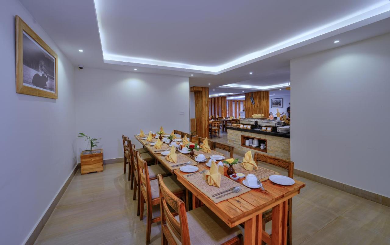 فندق Aabas Pokhara By Barahi Hospitality المظهر الخارجي الصورة